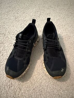 On Cloud Running Black Athletic Sneakers with Contrasting White Sole Womens 8.5
